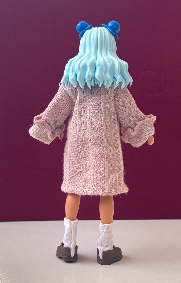 Schwarz_eins's tweet photo. 寒い日が続くのでシアナちゃんにコート（ロングカーディガンのつもりだった…💧）を作ったよ〜✨(*´Д｀*)ﾒﾝｺｲﾒﾝｺｲ

コートは100均の靴下、ローファーは後ろがちょっと残念だけどセリアドール（小）のが良い感じに入りました

#MS30 https://t.co/MsBi9U6AlZ