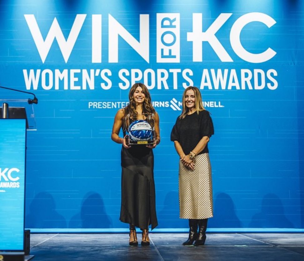 wlt1717's tweet photo. Wonderful to see truly good people receive the recognition they deserve for their acumen and sacrifice ~ well done @Mlambert7 (7️⃣) ~ may your example inspire others to pursue their own dreams w/ similar passion &amp; dedication   🙏

#MelissaLambert #WSAWinner #WINforKC #KCRoyals https://t.co/vgd97AA2As