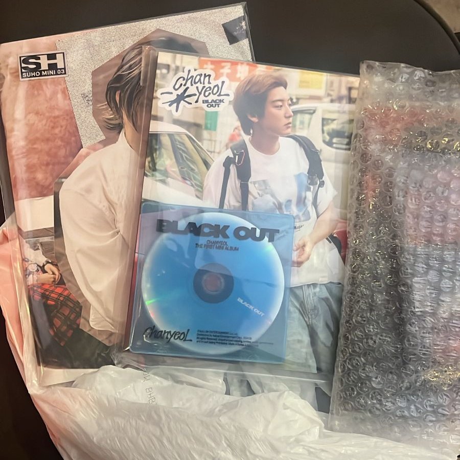 THEY'RE HEREEEERe la foto me la mandó mi papá en tal solo un momento tendeé mis manos en estos bbs