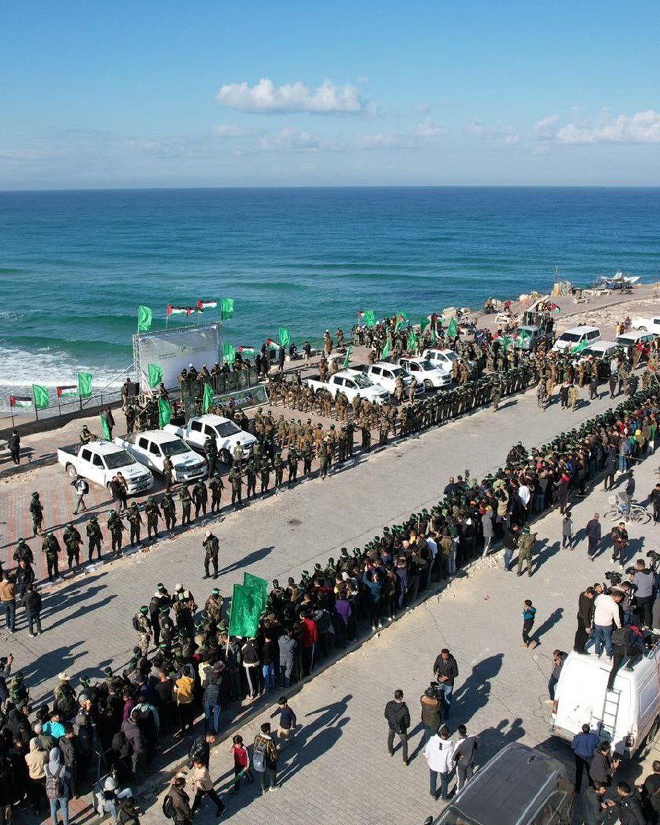 Khoildihoussem's tweet photo. Trump: "We will take over Gaza!"

Gaza in reality:
#Trump #Gaza #Palestine https://t.co/5V4PPyfX6g