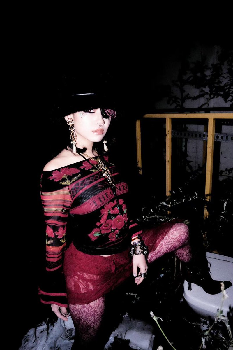 天黑蹲在停车场里偷偷拉屎的小姐姐一枚

#四爱 #四爱女攻 #4i