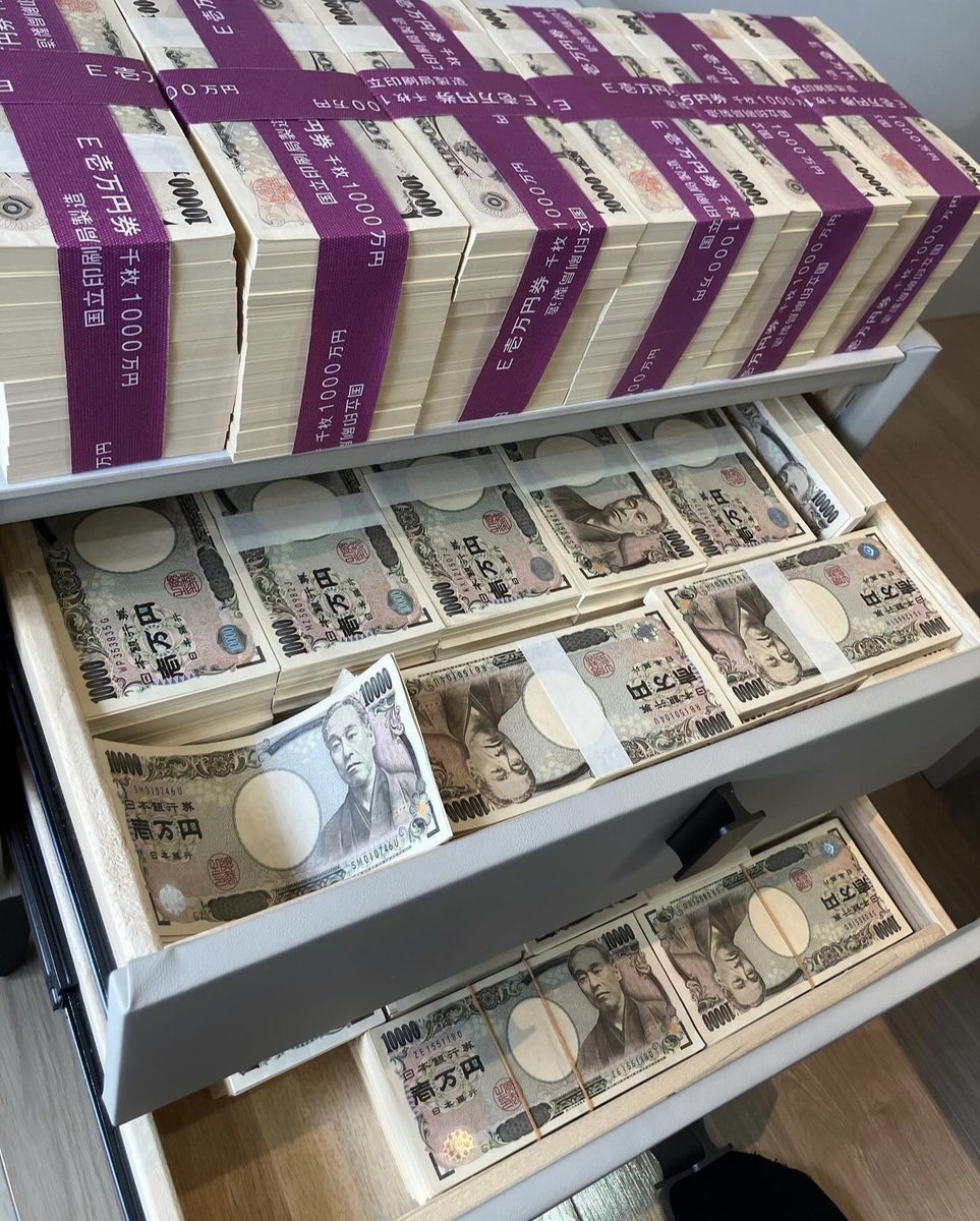 vvs_rich_man's tweet photo. 準備はいいか？

これだけあれば「全員に100万円」を配れるだろう。

時間もないからとっとと配りたいんだけど、「振込」「手渡し」どちらかを選んでコメント欄か、LINEにまで連絡くれるか？

早く受け取りたい人はLINEの連絡必須な。 https://t.co/G7aLpPSJwj