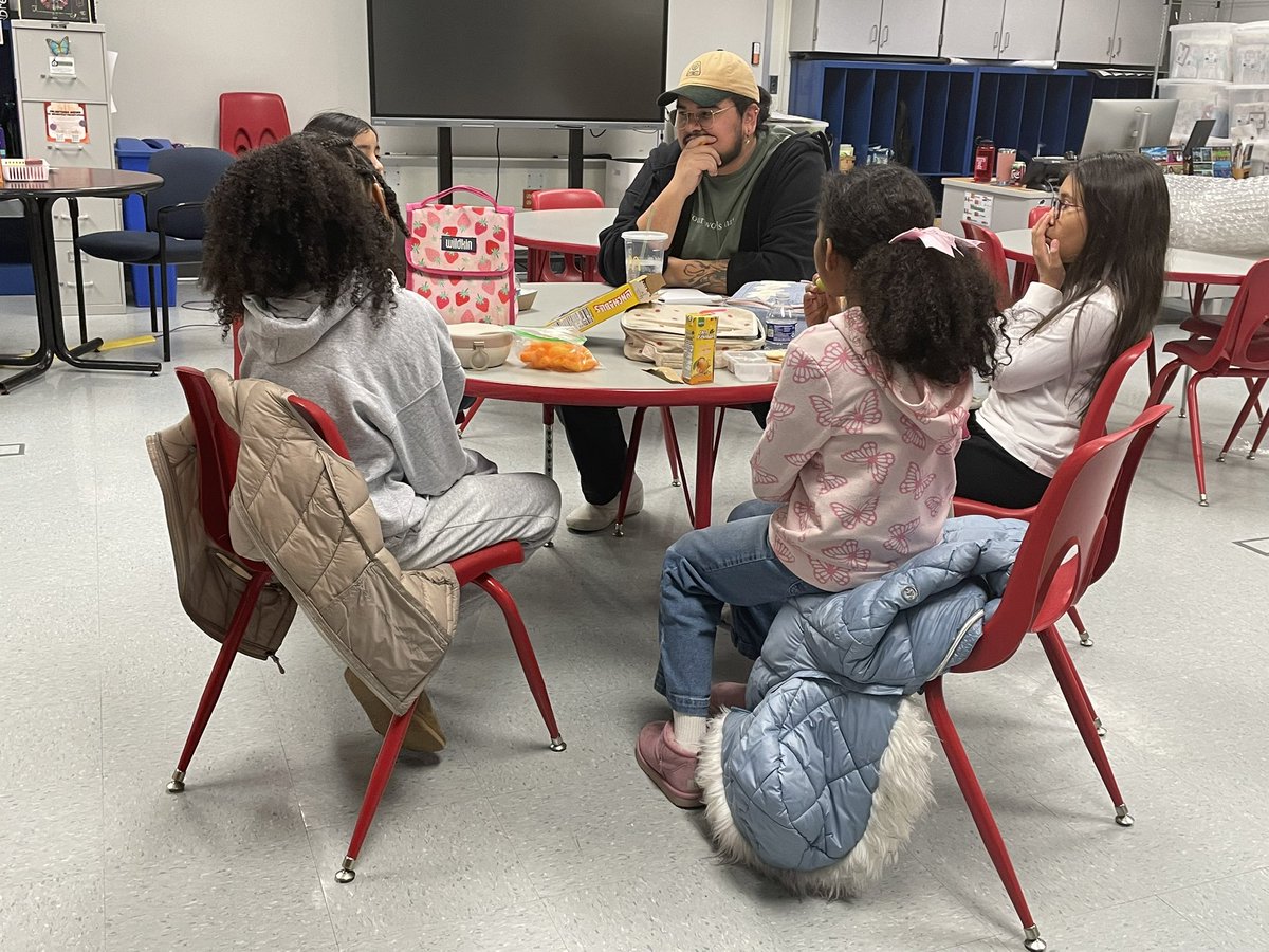 GloriaJCSL's tweet photo. Today’s #lunchbunch with our #wellnesstrainer @HHESHUSKIES @CSconnect_MCPS https://t.co/j4I7nxXQDu