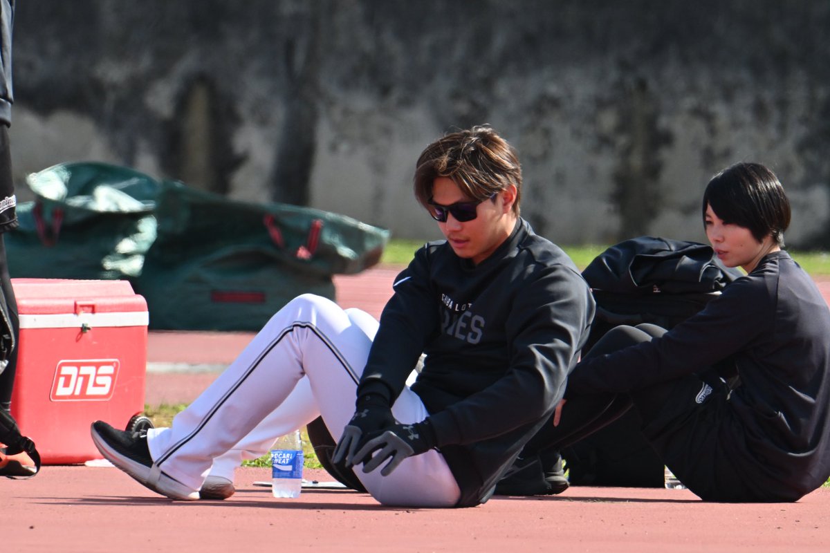 KuririnJp's tweet photo. 陸上グランドで別メニューの #藤原恭大 
#chibalotte #SpringCamp2025 https://t.co/g7SDPhLXal