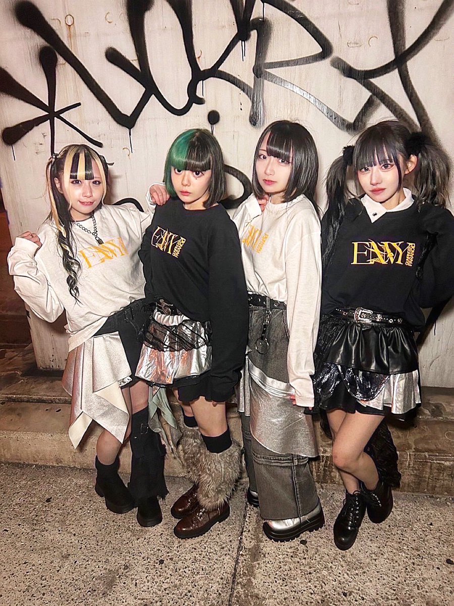 ENVY_PARANOID's tweet photo. ✡️コラボ商品絶賛販売中✡️
❤️🔱❤️🐝❤️🔱❤️🐝❤️🔱❤️🐝❤️
GUNFINGER ✖︎ ENVY PARANOID
❤️🔱❤️🐝❤️🔱❤️🐝❤️🔱❤️🐝❤️
❇️メンバー着用写真公開❇️
今週土曜日までの販売です🔥
ご購入は下記リンクより↓
2/2(日)21:00-2/8(土)23:59迄
https://t.co/FZdsQPJLe5
#エンビィ
#コラボ
#GUNFINGER https://t.co/klyr56iFmC
