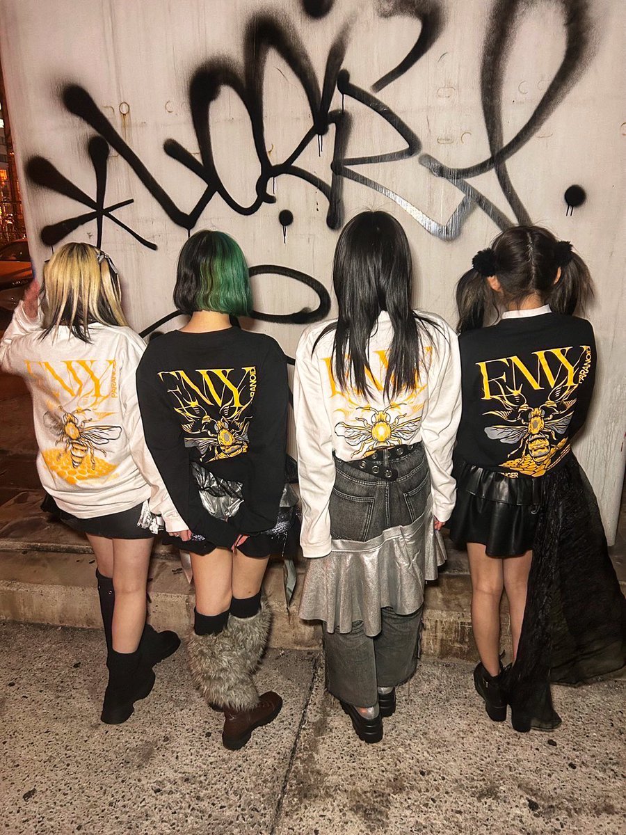 ENVY_PARANOID's tweet photo. ✡️コラボ商品絶賛販売中✡️
❤️🔱❤️🐝❤️🔱❤️🐝❤️🔱❤️🐝❤️
GUNFINGER ✖︎ ENVY PARANOID
❤️🔱❤️🐝❤️🔱❤️🐝❤️🔱❤️🐝❤️
❇️メンバー着用写真公開❇️
今週土曜日までの販売です🔥
ご購入は下記リンクより↓
2/2(日)21:00-2/8(土)23:59迄
https://t.co/FZdsQPJLe5
#エンビィ
#コラボ
#GUNFINGER https://t.co/klyr56iFmC