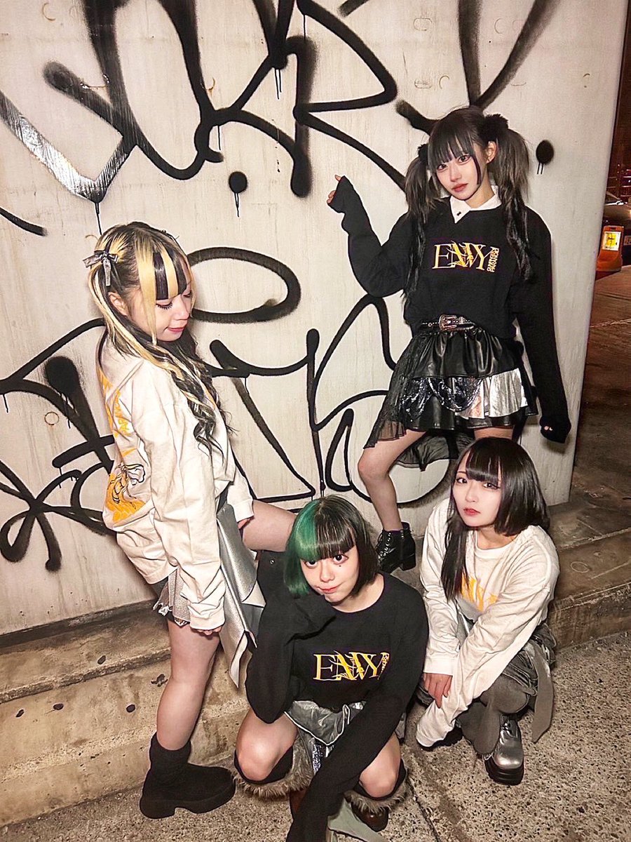 ENVY_PARANOID's tweet photo. ✡️コラボ商品絶賛販売中✡️
❤️🔱❤️🐝❤️🔱❤️🐝❤️🔱❤️🐝❤️
GUNFINGER ✖︎ ENVY PARANOID
❤️🔱❤️🐝❤️🔱❤️🐝❤️🔱❤️🐝❤️
❇️メンバー着用写真公開❇️
今週土曜日までの販売です🔥
ご購入は下記リンクより↓
2/2(日)21:00-2/8(土)23:59迄
https://t.co/FZdsQPJLe5
#エンビィ
#コラボ
#GUNFINGER https://t.co/klyr56iFmC