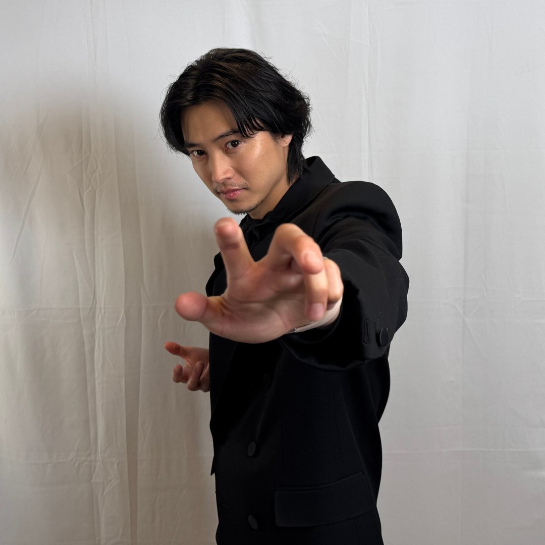underninja_mv's tweet photo. 📸オフショット到着！📸
﹋﹋﹋﹋﹋﹋﹋﹋﹋﹋﹋﹋
＜忍事機密報告会＞での #山﨑賢人 さん
"九郎のポーズ"でパシャリッ！

山﨑さん演じる雲隠九郎の
スペシャル映像✨も、公開中！！
アクションシーン満載です🥷

スペシャル映像は👇

🎬『#アンダーニンジャ』大ヒット上映中 https://t.co/oMHrwWDBKn