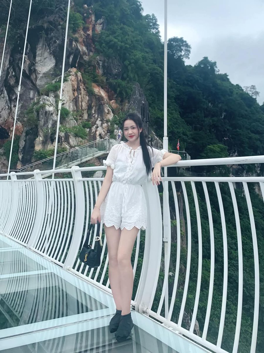 TraMy199's tweet photo. Em đây chẳng có gì nhiều 
Em tuy hơi béo nhưng mà yêu anh...!🤣 https://t.co/2qOOZJlOSZ
