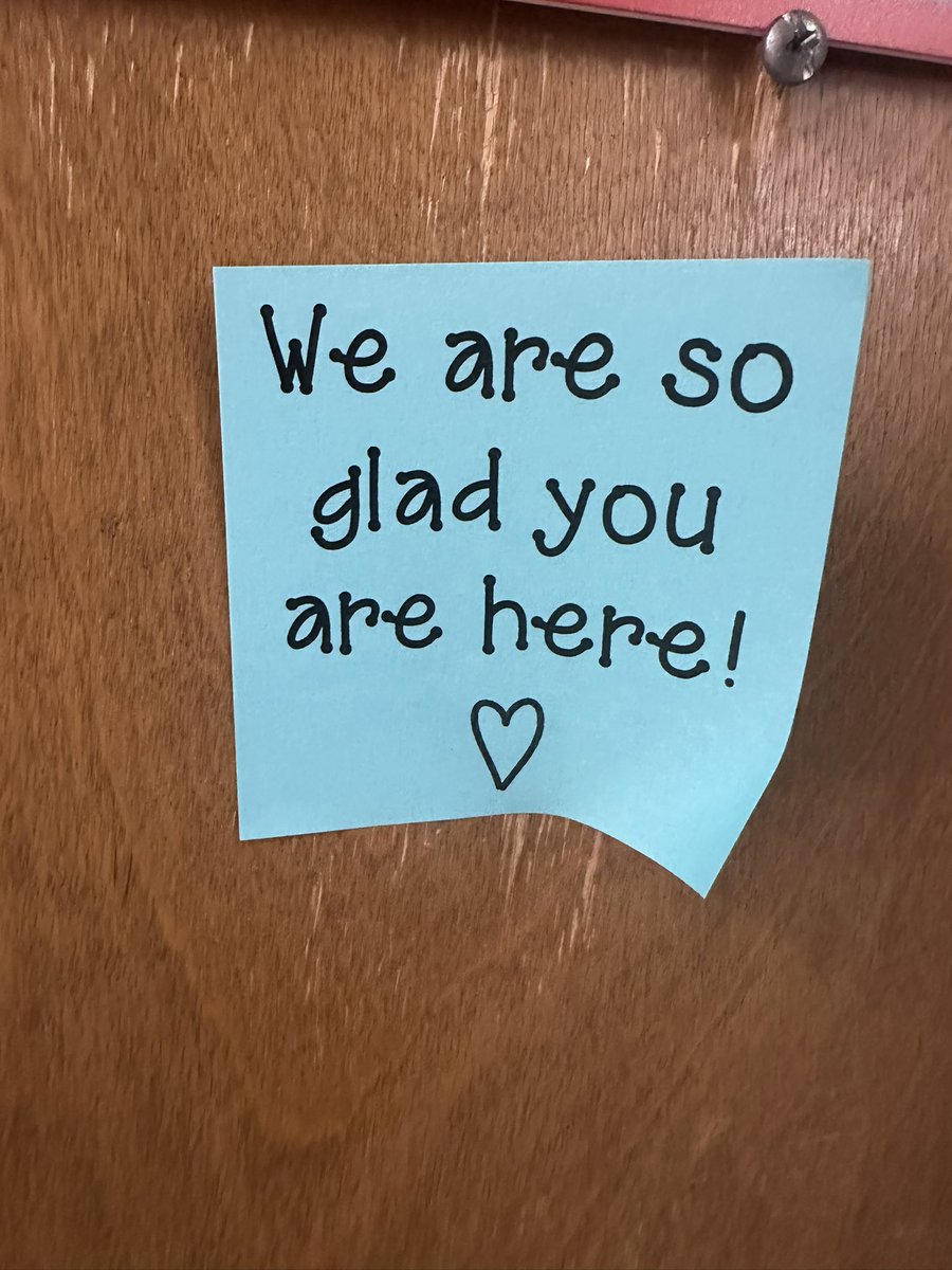 Mr_M_Fraser's tweet image. Words matter. Thoughts matter. You matter. 🥰
Loved the uplifting note on my office door today. Thank you @vechsler35576’s FDK class for your “secretly” delivered note.
@gedsb #RRSthinkinclusive