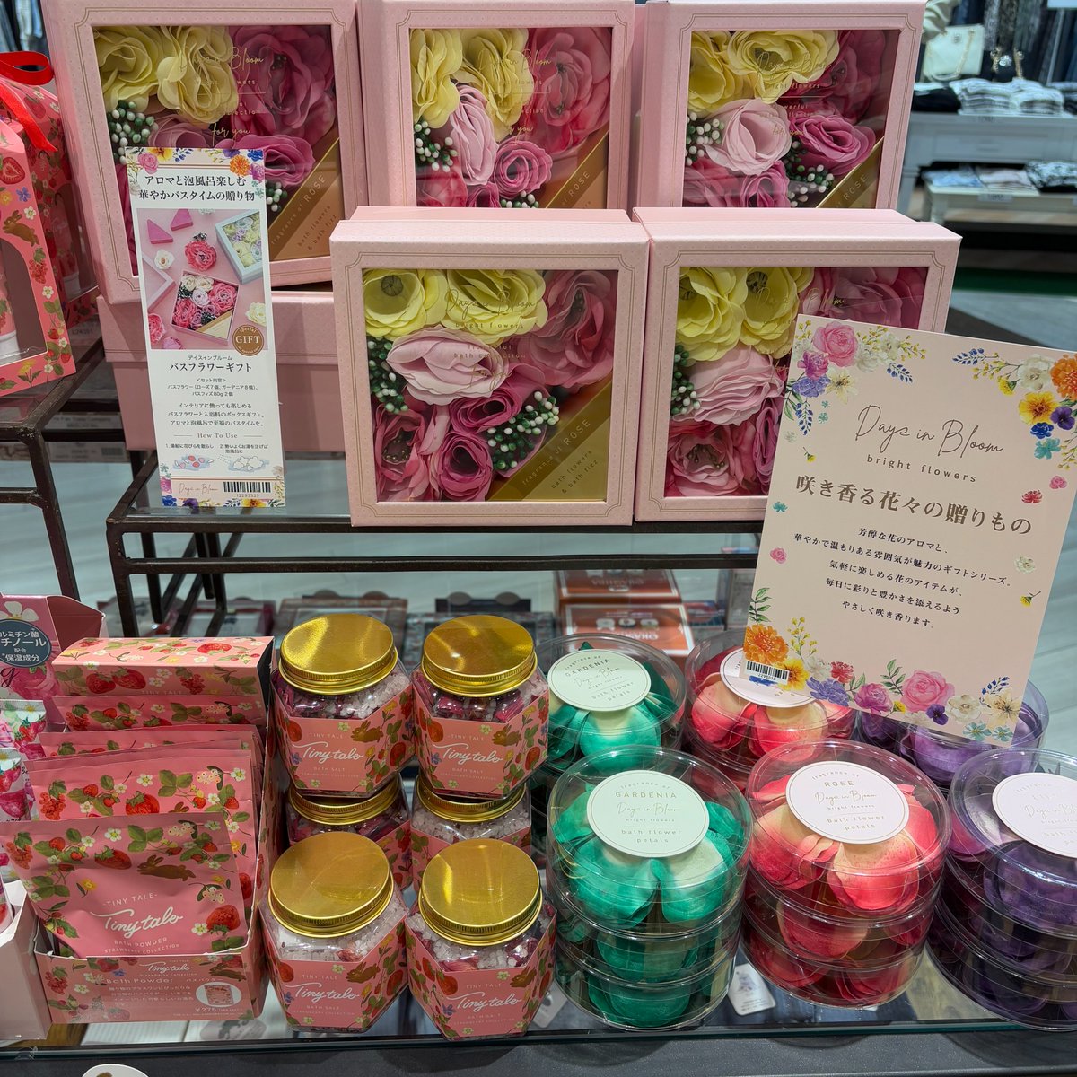 libretto_zm's tweet photo. 新しいいちごグッズが入荷いたしました🍓
いちごの良い香りがして、ついつい欲しくなってしまうものばかりです！！

バスフラワーギフトも入荷し、これからの時期にぴったりなギフト商品が揃っています💐
ぜひ店頭でご覧ください！お待ちしております！ https://t.co/Y8S94ZZU5U