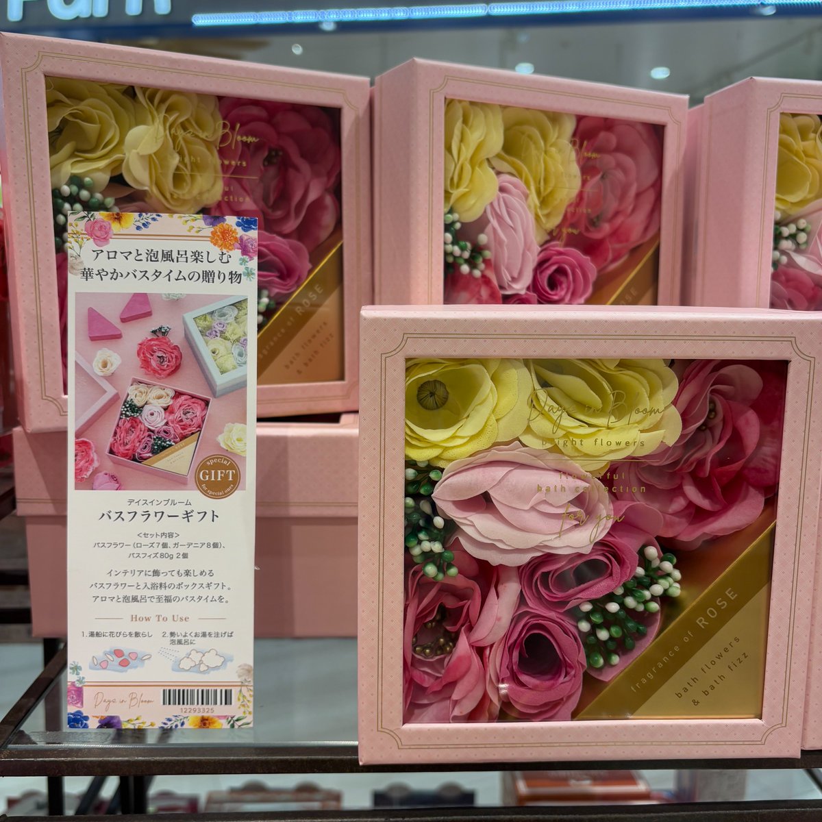 libretto_zm's tweet photo. 新しいいちごグッズが入荷いたしました🍓
いちごの良い香りがして、ついつい欲しくなってしまうものばかりです！！

バスフラワーギフトも入荷し、これからの時期にぴったりなギフト商品が揃っています💐
ぜひ店頭でご覧ください！お待ちしております！ https://t.co/Y8S94ZZU5U
