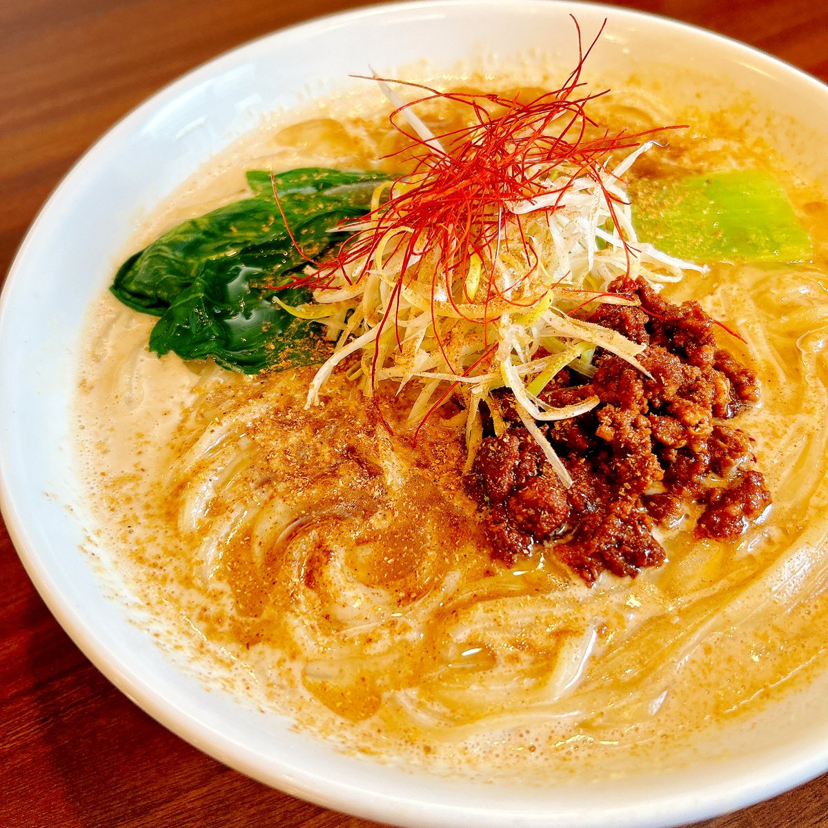 濃厚担々麺、連日の大好評感謝です。
それに伴い本日より『新色・青』解放します。

ベースの担々スープに削った花山椒を配合し、仕上げにも花椒油でシビレみを加えます。
これにより上品かつ爽やかなシビれ具合で濃厚な担々麺を味わえます。