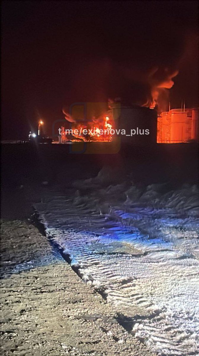 More photos from the #Krasnodar region where another oil refinery is burning tonight.

##SlavaUkraïni