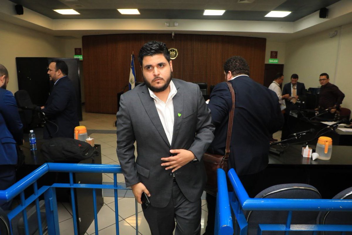 alertanoti's tweet photo. #ÚLTIMAHORA
CONFIRMAN CONDENA CONTRA HÉCTOR SILVA POR DIFAMACIÓN; DEBERÁ PAGAR $50,000
El Tribunal Sexto de Sentencia condenó el 27 de junio de 2024, al exconcejal, Héctor Silva por el delito de difamación y calumnia en perjuicio del diputado, @ChrisGuevaraG.
Este 4 de febrero, la Cámara Tercera de lo Penal de San Salvador reafirmó la condena contra Silva, por lo que deberá indemnizar a Guevara con $50,000 y otorgar una disculpa pública, por los daños morales.
También deberá cancelar al Estado $1,399.24 por cada uno de los delitos que cometió. Pero, Silva ha dicho que no está de acuerdo y por ello ha presentado un recurso de casación ante la Sala de lo Penal de la Corte suprema de Justicia (CSJ).
El exconcejal del partido político extinto, Nuestro Tiempo fue demandado tras afirmar en un programa televisivo, que el diputado Guevara recibió contratos publicitarios “por cientos de miles de dólares”, por parte de la alcaldía de San Salvador a empresas presuntamente adscritas al legislador de Nuevas Ideas.