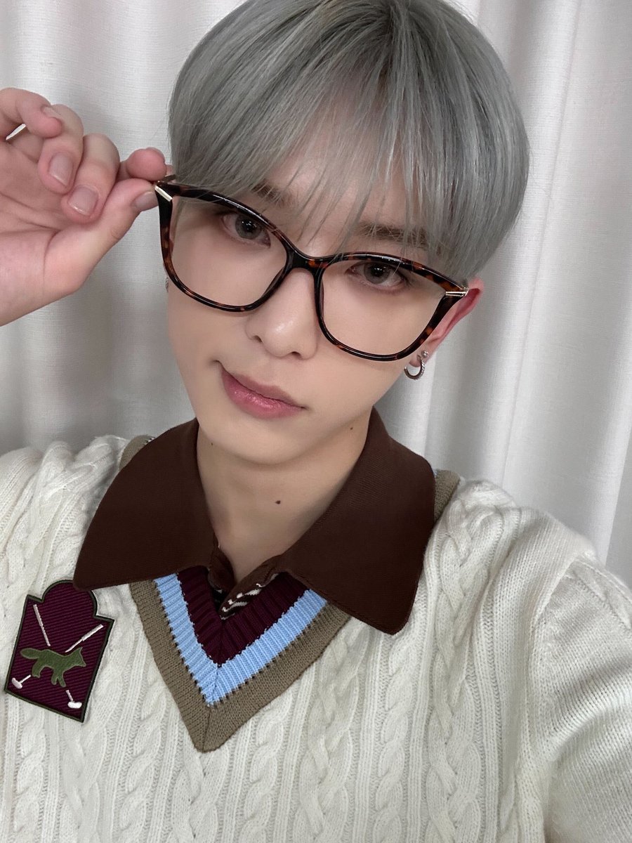 입꼬리..
링귀걸이..
마루즈쌍둥이미있닼ㅋㅋ