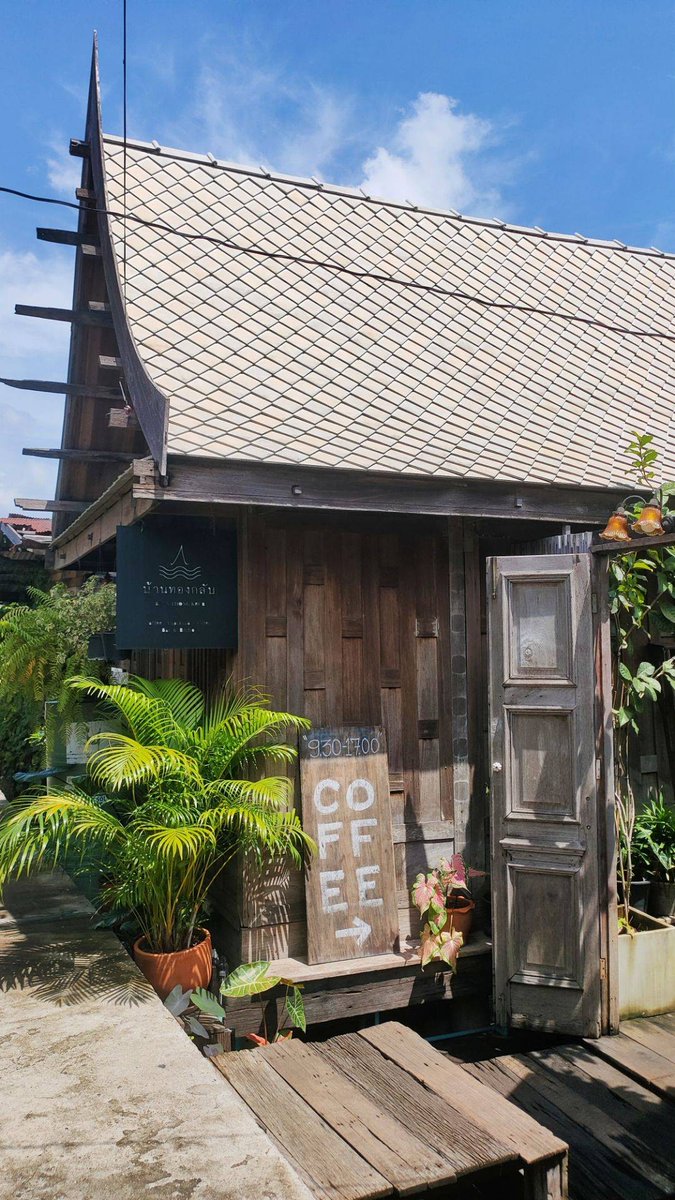 บ้านทองกลับคาเฟ่ ปทุมธานี📍

 คาเฟ่เรือนไทยริมแม่น้ำเจ้าพระยาืนำบ้านหลังเก่าของคุณยายมาทำเป็นคาเฟ่ มีเมนูทั้ง Coffee, Non-Coffee มีเมล็ดให้เลือกหลากหลาย ส่วนขนมของทางร้านจะเป็นเบเกอรี่โฮมเมด ใช้แต่วัตถุดิบที่ดี มีคุณภาพ ใส่ใจในการทำ  

⏰ 9.30-17.00 น.
🚗มีที่จอดรถ

#BaristaTH
