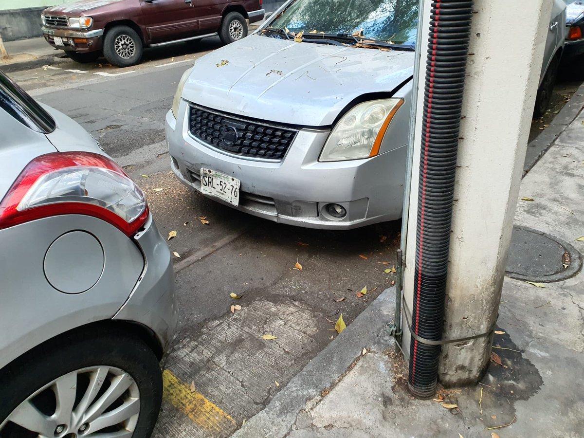 daiysuette's tweet photo. Hola @CDMXDenunciaC @BJAlcaldia @SSC_CDMX @OVIALCDMX
Pueden quitar estos carros ABANDONADOS por más de 2 años? Porque no se ven bonitos ahí. Ah y a ver si atienden esta denuncia porque la otra fue “cancelada” porque eran varios carros. Calle Holbein y Pablo Ucello https://t.co/junOMBEZp6