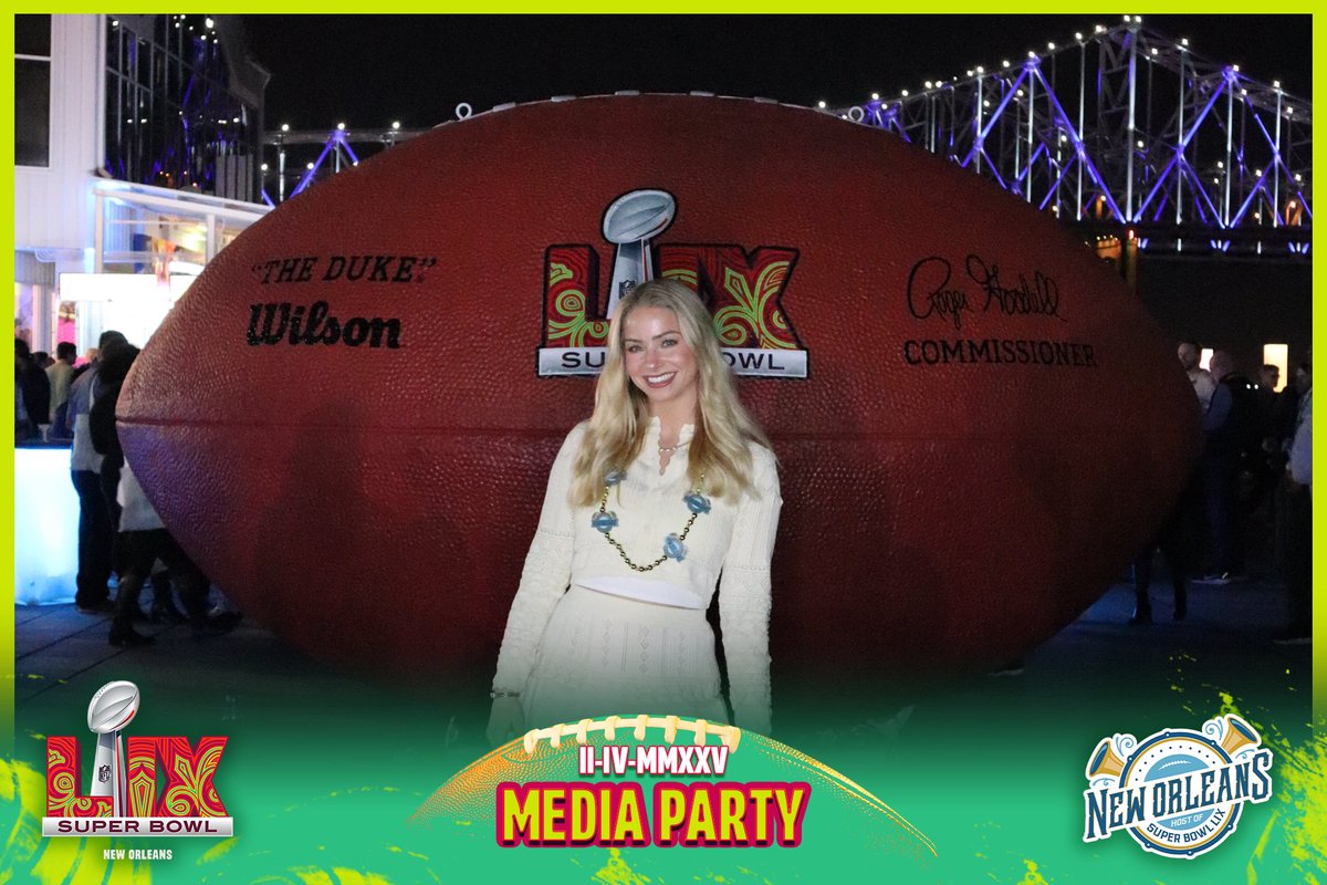 Hayley Lewis 👑 tweet media