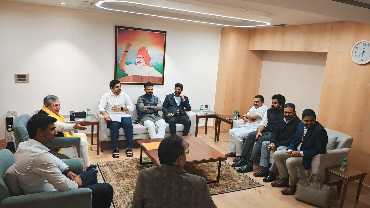 sanasathishbabu's tweet image. AP IT Minister @naralokesh, along with Rajya Sabha MP @sanasathishbabu and fellow MPs, met Union Railway Minister Shri @AshwiniVaishnaw ji in Delhi for a courtesy meeting. Key discussions focused on railway development for Andhra Pradesh. #APProgress #RailwayDevelopment…