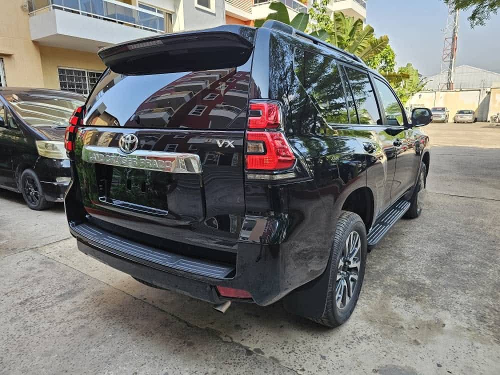 Phoenix_Market_'s tweet photo. Toyota Prado VX

Prix : 86.000$ Négociable 
WhatsApp & Appel : +243853304384

Boite : Automatique, Année : 2023, 4 Cylindres, 70th Anniversary, Carburant : Essence, Démarrage : Bouton, Toit ouvrant, Full parking sensors, Kilométrage : 00KM, Phares Led, Frigo, Caméra de recule, Téléphone/Bluetooth, 7 Places, 3 Banquettes, 3 Écrans Android, Cruise control, 2 Clés, Usb. Dvd. Aux. 
#RDC #cfao #kinshasa #realestate #RDCongo #GOMA_RDC #Goma