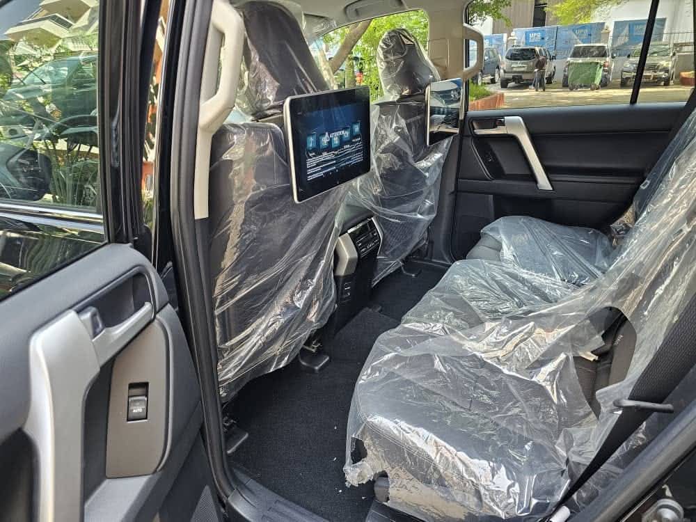 Phoenix_Market_'s tweet photo. Toyota Prado VX

Prix : 86.000$ Négociable 
WhatsApp & Appel : +243853304384

Boite : Automatique, Année : 2023, 4 Cylindres, 70th Anniversary, Carburant : Essence, Démarrage : Bouton, Toit ouvrant, Full parking sensors, Kilométrage : 00KM, Phares Led, Frigo, Caméra de recule, Téléphone/Bluetooth, 7 Places, 3 Banquettes, 3 Écrans Android, Cruise control, 2 Clés, Usb. Dvd. Aux. 
#RDC #cfao #kinshasa #realestate #RDCongo #GOMA_RDC #Goma