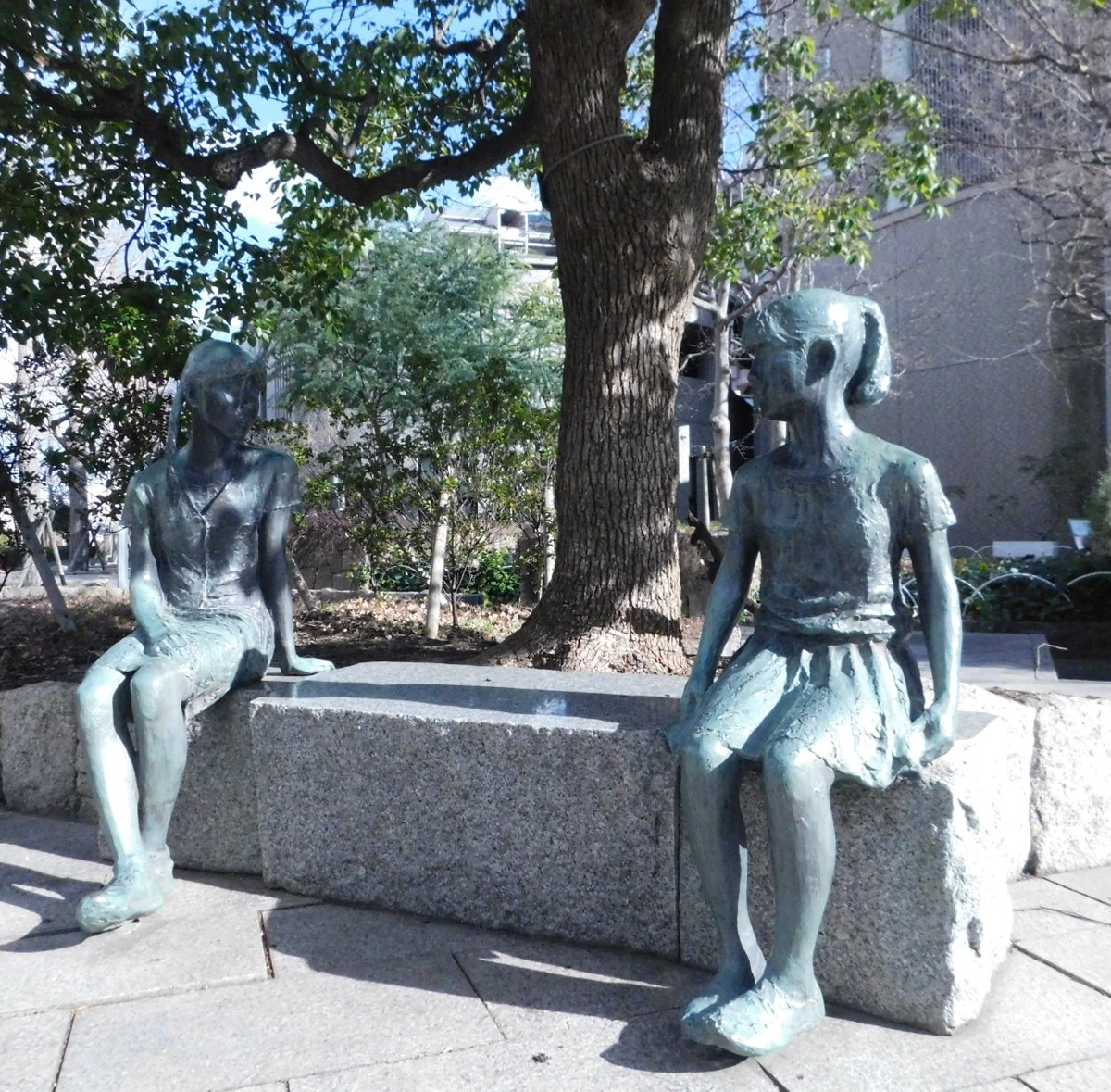 六甲アイランド内の彫刻紹介✨②／ 《女の子・2人》 阿部 誠一 （1931