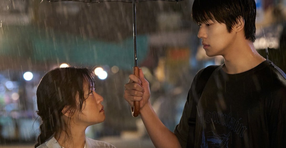 🎬영화 '파반느' 첫 스틸컷 -2025년 개봉 예정 "음울한 인상의 백화점 직원 미정이 모두에게 주목받는 사람 경록을 만나게 되면서  일어나는 멜로드라마" 원작: 박민규 소설 '죽은 왕녀를 위한 파반느'