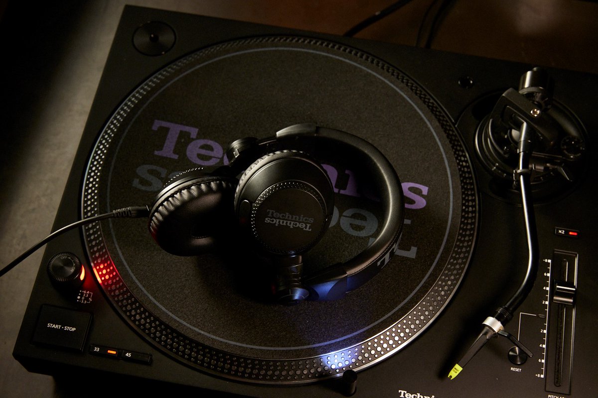 technics's tweet photo. Redefine your mix with the SL-1200MK7 &amp; DJ1200! 🎶

Experience unmatched precision &amp; clarity to take your craft to the next level. 

Let’s get started. 🎧 https://t.co/SvOPkFTsM2