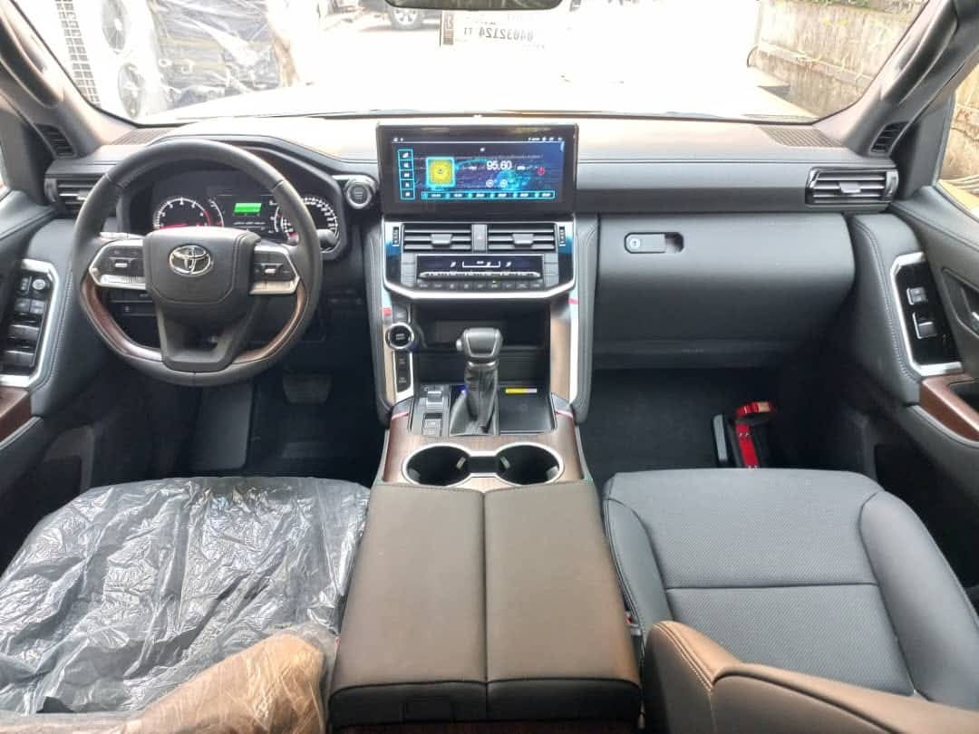 Phoenix_Market_'s tweet photo. Toyota Land cruiser VX.R 2023
       
Prix : 148.000 Négociable
WhatsApp & Appel : +243853304384

Année : 2023, Boite : Automatique, Steptronique, 70th Anniversary, Carburant : Essence, Démarrage bouton, Intérieur en cuir beige, Siège électrique ( 2 Côtés ) Coffre électrique, 3.5 Twin Turbo, Toit ouvrant, Kilométrage : 00KM, Caméra de recule, Full parking sensors, 3 Banquettes, 7 Places, 3 Écrans Android, Phares Led, Téléphone - Bluetooth, Frigo, Cruise control, Usb. Dvd. Aux, 2 Clés, 6 Cylindres
#RealEstate #RDCongo #Kinshasa #KINSHASA_RDC_ONU #automobile #vehicule #CFAO #CongoMotors