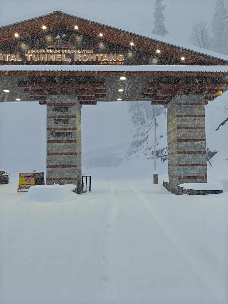 newsreporterone's tweet photo. अटल रोहतांग सुरंग के नॉर्थ पोर्टल पर भारी हिमपात हुआ।
#SnowManのずっと素のまんま #snow #snowfall #snowfall_at_night #Snow_World https://t.co/hqS41E2dYM