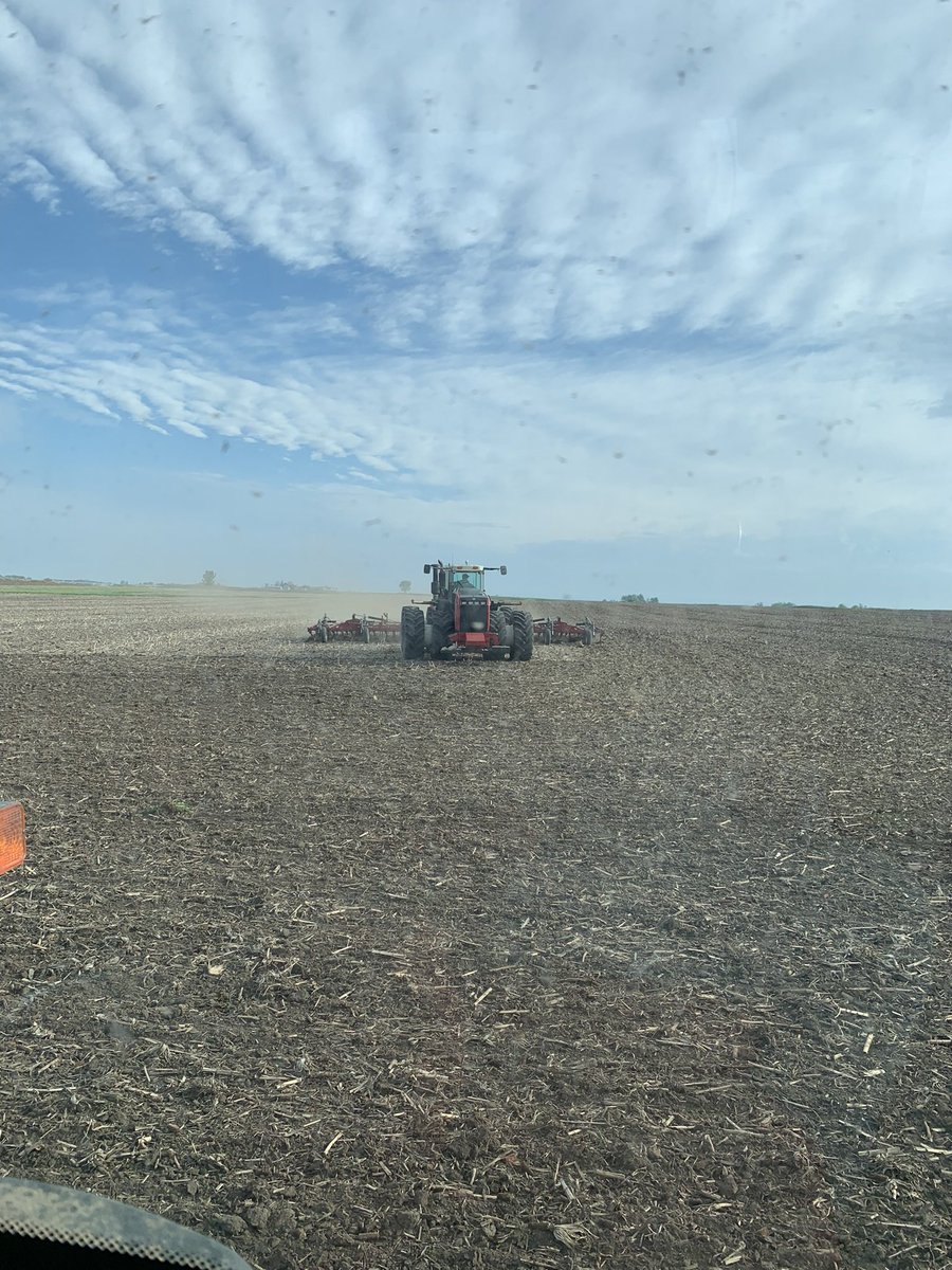 farminmostly's tweet image. If you or someone you know would be interested in farm work let me know!  We are looking for someone to help with field work, trucking, and maintenance.If you can’t go more than eight minutes without making a tictok or snap chat this job is not for you!Housing available close by.