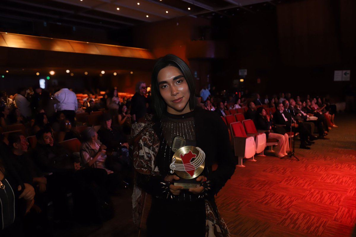 Lenintamayoqpop's tweet image. &quot;AUTOR REVELACIÓN&quot; premios CAPE El 2022 &quot;inicio&quot; el proyecto del Q&apos;pop (Quechua pop), aunque probablemente su inicio oficial fuera el 2020 después de terminar la carrera de Psicología.
Lo cierto es que la música y mi cultura siempre hábito en mi gracias 
#leninqpop #quechuapop