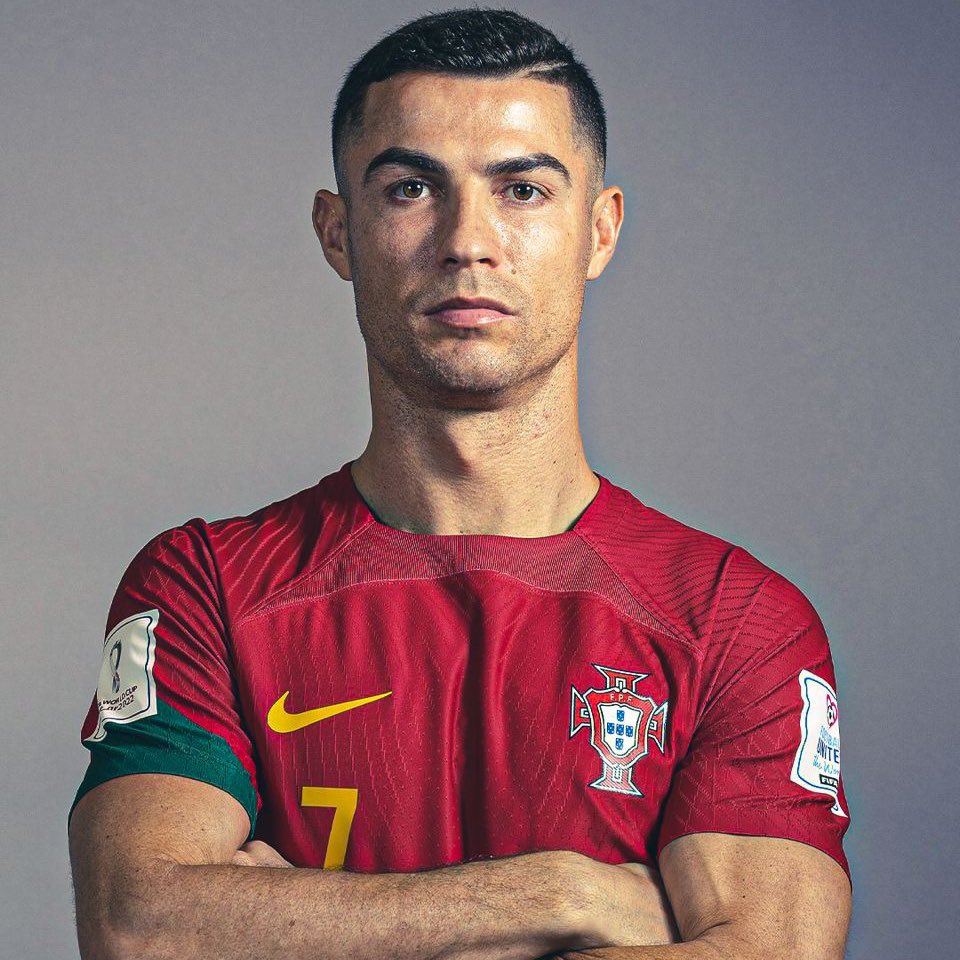 choquei's tweet photo. 🚨FAMOSOS: Há 40 anos nascia Cristiano Ronaldo, o melhor jogador do mundo. https://t.co/BN1nBD1KYD