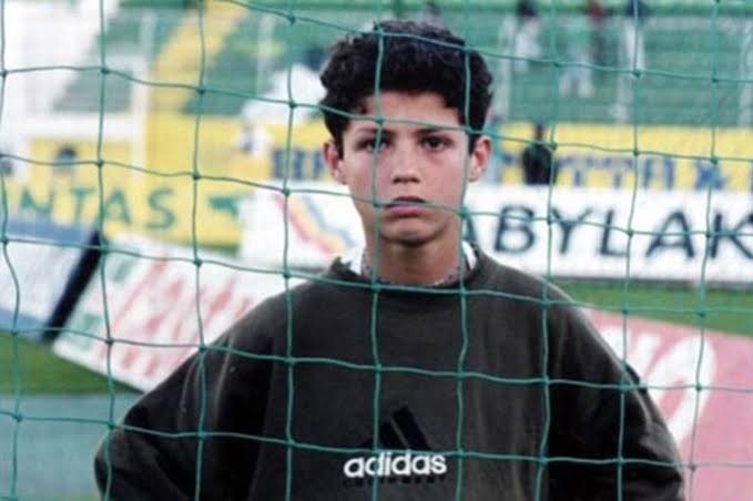 choquei's tweet photo. 🚨FAMOSOS: Há 40 anos nascia Cristiano Ronaldo, o melhor jogador do mundo. https://t.co/BN1nBD1KYD