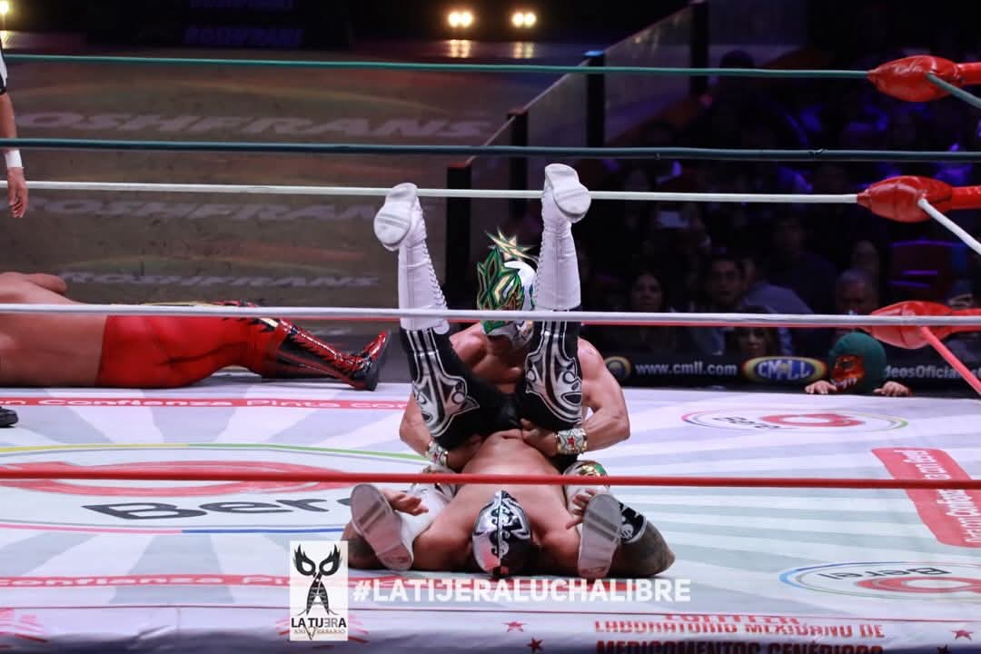 LaTijeraLucha's tweet photo. Poderío rudo❗️
#Crixus, #Vegas e #HijoDelVillano se llevan la lucha al dar cuenta de #Figaz, #Explosivo y #StarBlack, que a pesar de su coordinación no pudieron con los rudos portentosos en la majestuosa #ArenaMexico…
#latijeraluchalibre https://t.co/mDAJSDoPYP
