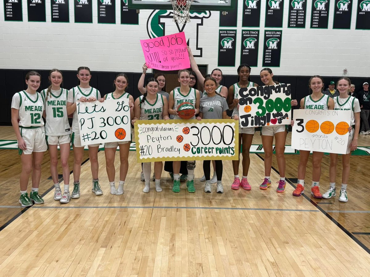 Congrats to our #20 for scoring her 3,000th career point tonight! <a href="/PeytonBradley13/">Peyton Bradley</a>