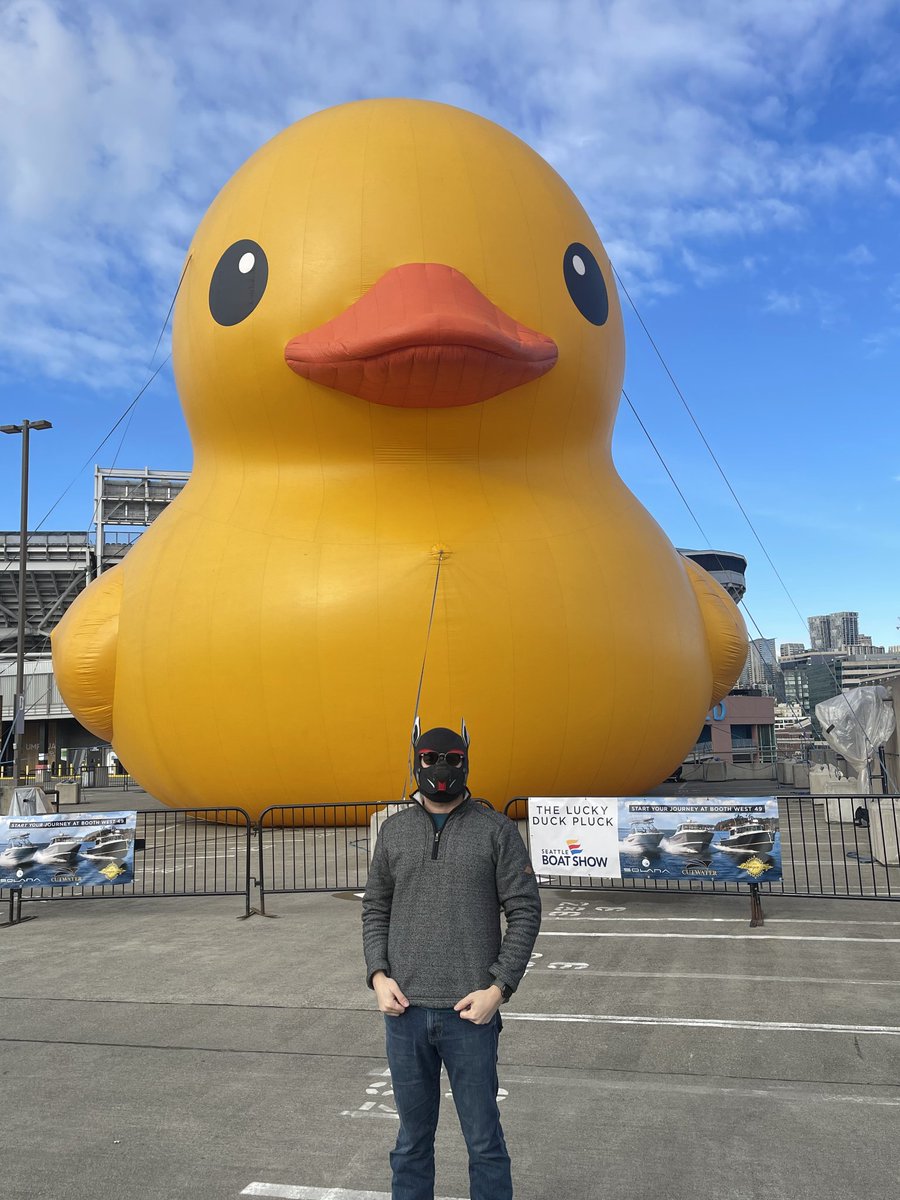 pup_tadashi's tweet photo. Hehe, had fun today! Went to go see the worlds largest Duck! Bark! @PupSonic89 https://t.co/Fo8tAR5ItV
