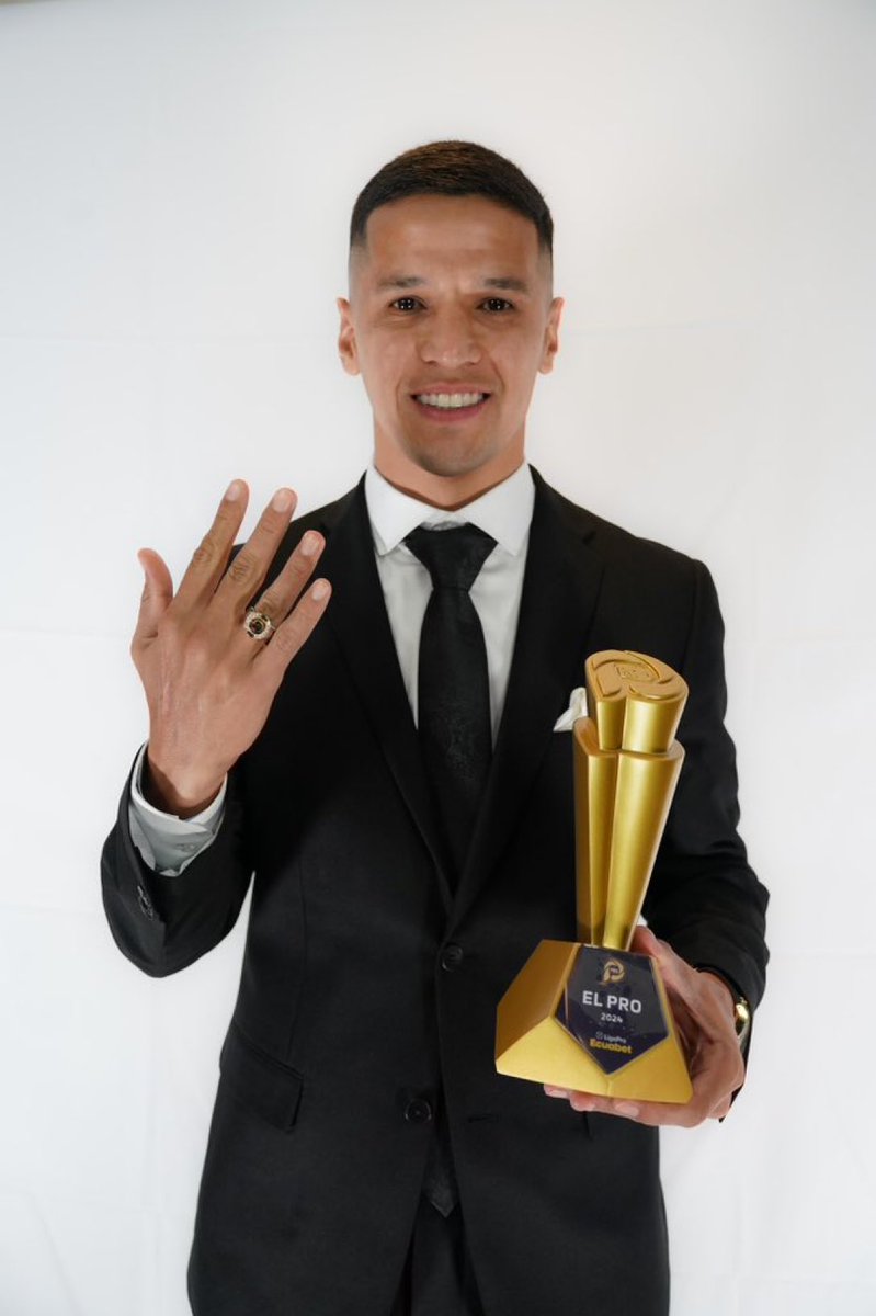 FALG1080am's tweet photo. 👏⚽️ Alex Arce arrasó en los Premios #Pro de la Liga Ecuatoriana

El paraguayo, como era de esperarse, se quedó con los siguientes galardones:

📌 Mejor jugador
📌 Mejor Delantero 
📌Goleador 
📌 En el once ideal del campeonato ecuatoriano. #AM1080 https://t.co/qS5faqUe6X