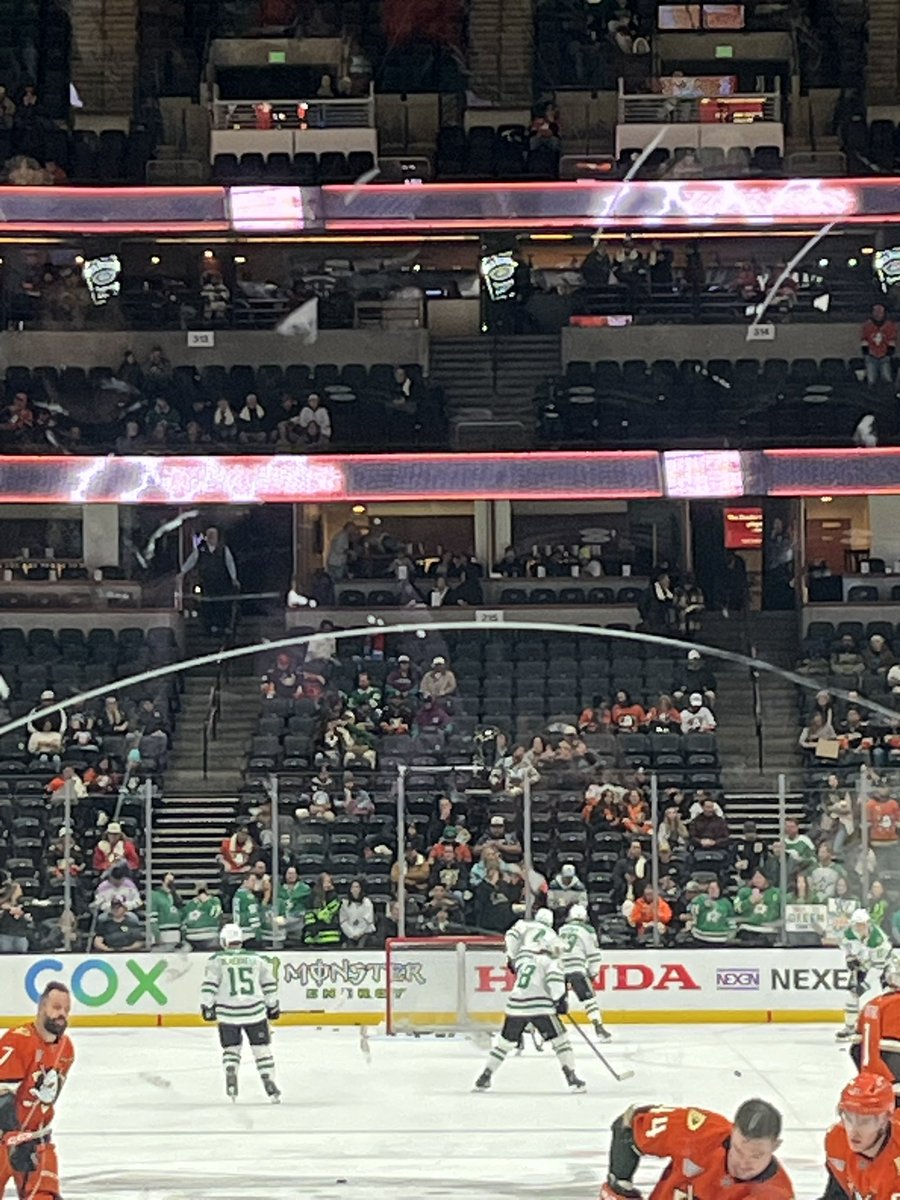 tommymoore43's tweet photo. Hiiii @DallasStars  love you guys!!! https://t.co/T6lwBL38nl