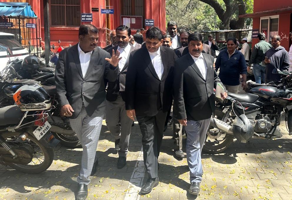 APRanganath's tweet photo. ಬೆಂಗಳೂರು ವಕೀಲರ ಸಂಘದ ಚುನಾವಣೆಯಲ್ಲಿ ಅಧ್ಯಕ್ಷ ಸ್ಥಾನಕ್ಕೆ ಸ್ಪರ್ಧಿಸಿರುವ ಹಿನ್ನೆಲೆಯಲ್ಲಿ ಮಯೊ ಹಾಲ್ ಕೋರ್ಟ್ ಯೂನಿಟ್ ನಲ್ಲಿ ವಕೀಲ ಮಿತ್ರರನ್ನು ಭೇಟಿಯಾಗಿ, ಮತ ಯಾಚಿಸಿದೆ.
ಕ್ರಮ ಸಂಖ್ಯೆ 4 ಕ್ಕೆ ಮತ ಚಲಾಯಿಸಿ, ಸಂಘದ ಸರ್ವಾಂಗೀಣ ಅಭಿವೃದ್ಧಿಗೆ ನನ್ನೊಂದಿಗೆ ಹೆಜ್ಜೆ ಹಾಕಿ.
#VoteforAPR #teamAPR #aabelection #APRforAAB https://t.co/3YswU9cFBV