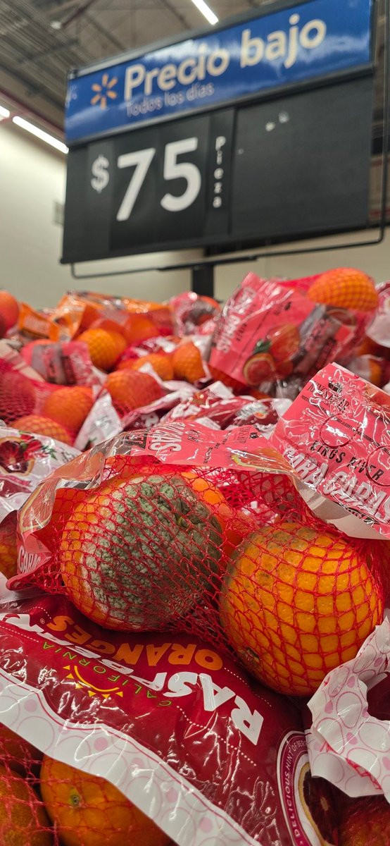 jcharry55's tweet photo. Aprovechen, en @WalmartMexico Universidad hay precios bajos en las naranjas... sólo que vienen con un pequeño hongo! Pero son precios bajos!!! https://t.co/EzUz3CapRd