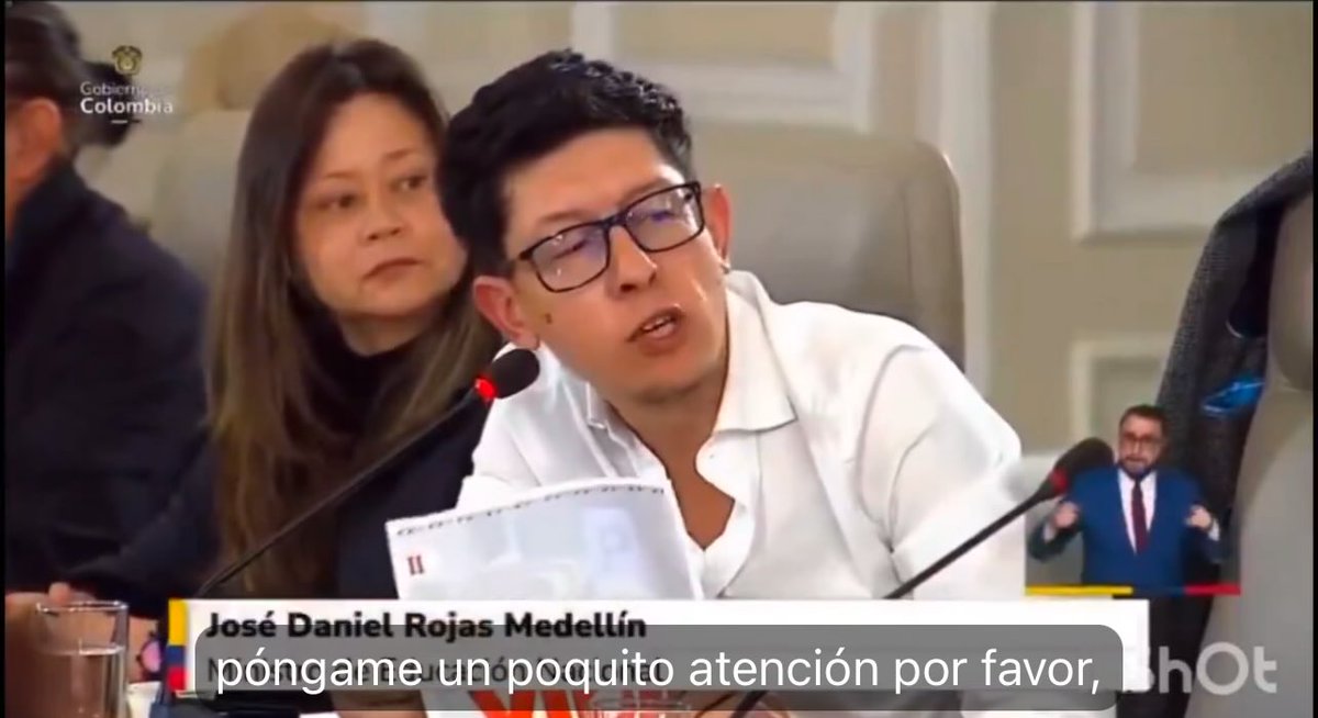 LaDrHouse's tweet photo. ¿Quién es más chistoso, Petro exigiendo puntualidad a MinEducacion o este pidiendo a Petro que actúe con educación? 
#MundoAlReves https://t.co/KeWjMKqFBZ