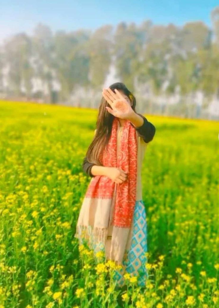 कलरव, सुना रहा है, पराती, राग भैरवी,
संभव है भोर की, कोई कर रहा है पैरवी ।
पौ फट रही है थोड़ी-थोड़ी फ़रमाई हुई सी,
शायद, बात कोई बाकी है, छिपाई हुई सी
सुप्रभात 🌄🌄