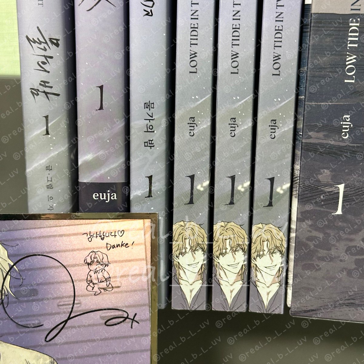 직구한 <물가의 밤> 독일판 단행본이 도착했어요.
구성 공개 됐을 때부터 가장 기대했던 포인트…🥹 
무려 책 등에!!!! 태주 일러가 딱‼️💦🌰
특전 중 색지에는 으ㅈㅏ작가님(<a href="/dmwk00/">으자/euja 💦🌰</a>)의 사인과 태주sd그림이 있어요 넘넘 귀여워….🩵
진짜 사인 받은 느낌,,
타래로 물밤 단행본들 비교샷 이어볼게요🤭