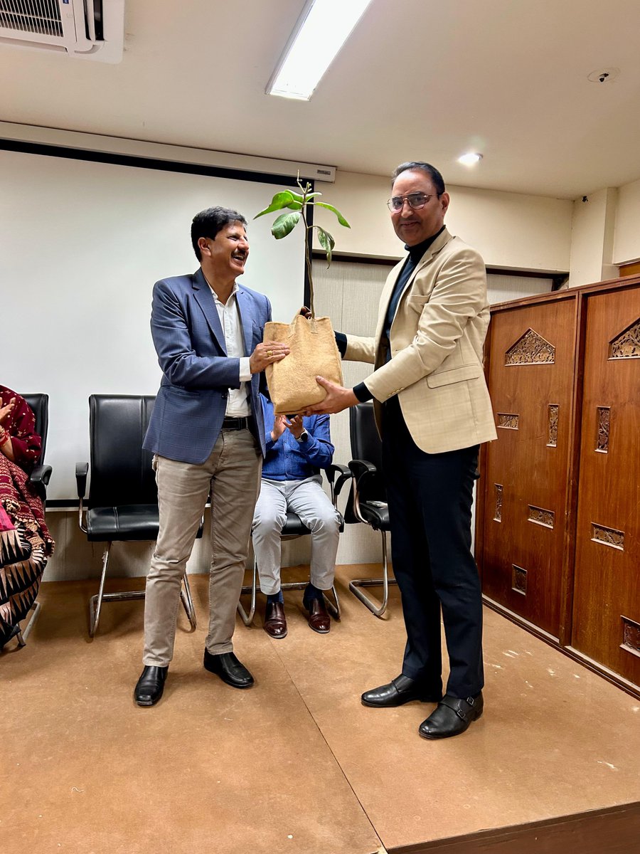 2/2 We also welcome Shri B.A. Shah, IAS, as Settlement Commissioner &amp; Director of Land Records, and Shri B.K. Pandya, IAS, as Commissioner Land Reforms. Wishing them success in their new roles #Governance #PublicService <a href="/JayantiRavi/">Jayanti Ravi</a> <a href="/CMOGuj/">CMO Gujarat</a>