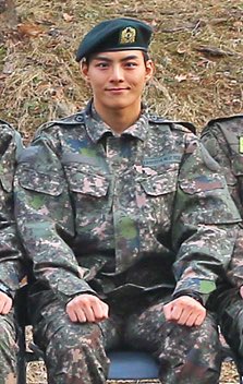 Lauforhyuk's tweet photo. HES SO HANDOMSEEE😭🩵 https://t.co/sFjlJwfpTu