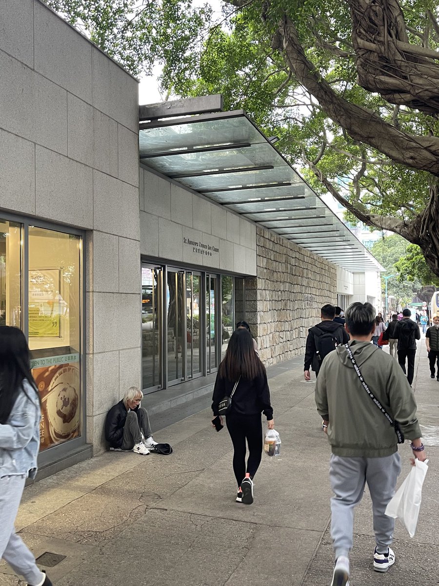 尖沙咀教堂外的行乞！美麗新香港的最佳景色！