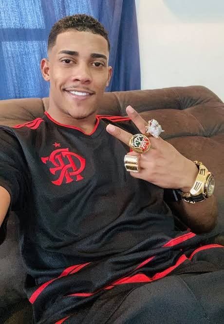 Hoje é simplesmente aniversário de 3 lendas.

Cristiano Ronaldo
Neymar Jr
Mc Poze

Dia 05 de fevereiro é lendário KKKKKKKKKKKKKKKKKKKKKK