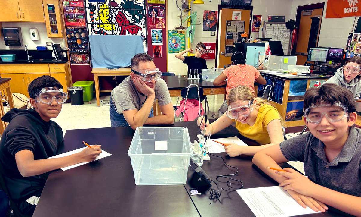 SherryMireles's tweet photo. Popping into classes today &amp; got the sweetest welcome! 🧬🔬 #8thGradeScience @NISDMSScience https://t.co/8JsL8HgjY5